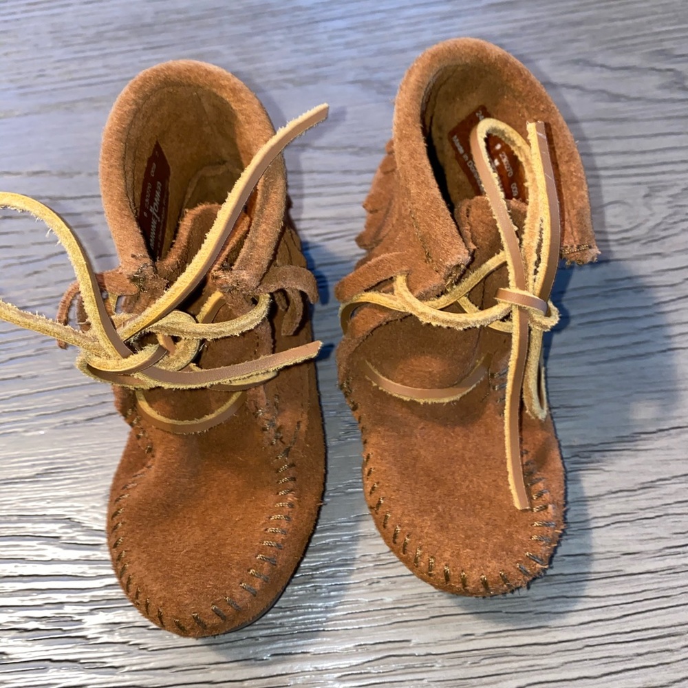 MINNETONKA LACE UP BOOTS WITH FRINGE